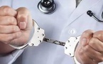وفاة فتاة تقود إلى توقيف طبيب داخل عيادته