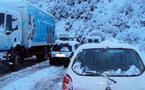 إنقطاع الطريق الرابطة بين الحسيمة و تطوان بسبب الثلوج و محاصرة عدد من السيارات بمنطقة باب برد‎