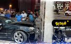 حادثة سير تؤدي إلى اقتحام سيارة لمقهى معروف بشارع 80  مخلفة خسائر