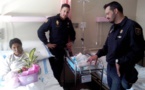 صورة.. الشرطيان الإسبانيان اللذان قاما بتوليد السيدة المغربية بمعبر مليلية يزورانها في المستشفى