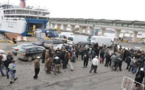 سيارة تخترق بوابة ميناء بني أنصار وتفر إلى وجهة غير معلومة