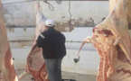 فضيحة بالفيديو.. "شاوش" يؤشر على اللحوم في غياب الطبيب البيطري و يعرض صحة المئات من ساكنة تمسمان للخطر