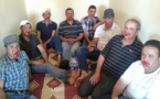 فلاحو تيزطوطين يخوضون احتجاجا نوعيا صامتا بغلق أفواههم بأشرطة لاصقة تعبيرا عن التذمر