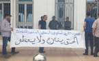 معطلون مكفوفون يحتجون أمام عمالة الناظور للمطالبة بحقهم في الشغل و الحياة الكريمة‎