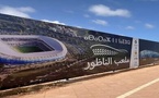 الناظور.. تثبيت اللوحات التعريفية وتصاميم الملعب الكبير على السياج العقاري