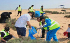جمعويون يجرون حملة تحسيسية لجمع النفايات البلاستيكية بشواطئ الحسيمة