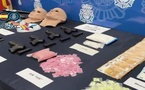 أقنعة سيليكون ومسدسات نصف آلية: تفاصيل الإيقاع بثلاثة متورطين في تجارة المخدرات الاصطناعية