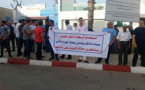 بسبب اعتداءات المتشردين.. موظفو وكالات بيع التذاكر بميناء بني أنصار يشعلونها احتجاجا ويطالبون بإجلائهم
