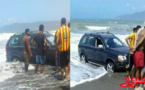 إنزلاق سيارة الى داخل مياه البحر بشاطئ سواني بعد محاولة صاحبها تنظيفها بمياه البحر