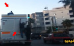 شاهدوا 3 شبّان يغامرون بالتشبث بهيكل شاحنة في طريقها إلى ميناء بني أنصار للعبور إلى الفردوس الأوروبي