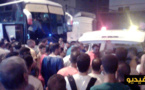 عائلة بكاملها توسع شابين بالضرب داخل حافلة للركاب وسط العروي وتأخر رجال الأمن يغضب المواطنين