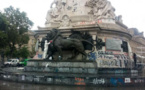تنظيف تمثال الجمهورية وسط باريس الذي تحول إلى موقع للترحم على ضحايا الهجمات الإرهابية