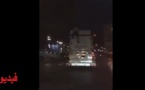 شاهد شابا كيف يغامر بحياته بالقفز إلى سطح شاحنة في طريقها إلى ميناء بني أنصار للعبور إلى أروبا