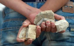 عوني سلطة "مقدم وشيخ" يهاجمان الشرطة بالحجارة لحماية تاجر مخدرات