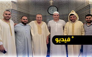 أجنبي يعتنق الإسلام بمسجد الخطابي في الناظور وسط أجواء مؤثرة