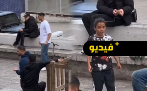 من الملاعب الأوروبية إلى أزقة حي شعبي.. حكيمي يلعب الكرة مع شقيقه والرابور "مراد"
