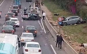 سباق متهور بين سيارتين ينتهي بحادثة مأساوية على الطريق السيار