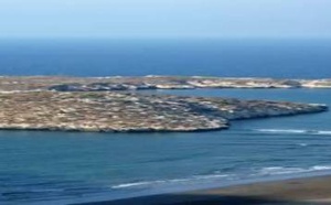 حزب إسباني يتهم مدريد.. سحب الأعلام من جزيرتين قرب الحسيمة خضوع للمغرب