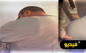لحظات وداع مؤثرة.. ناصر الزفزافي يودع والدته ويقبل قدمها