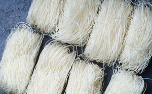 الأمن يفكك مصنعا سريا لإنتاج “شعرية فاسدة” يديره صينيون