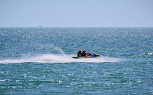 حرس مليلية يوقف 11 شخصا متهم بتهريب مهاجرين عبر "جيت سكي" من الناظور