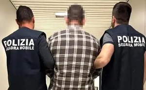 رجل يتنكر بزي والدته للحصول على معاشها بعد وفاتها