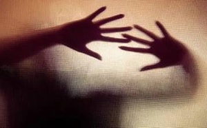 هدد بقتل ابنها ذي الـ 8 سنوات.. سائق "ميني باص" يهتك عرض سيدة