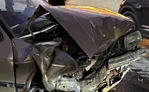 حادثة سير بين سيارتين تتسبب في  أضرار مادية جسيمة بمدخل العروي