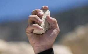 مؤثرة مشهورة ترمي حجرا على مستخدم محطة القطار بطنجة