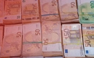 "صراف" ينصب على ضحايا في 10 ملايين سنتيم ويفر إلى الخارج