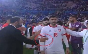 بعد موجة الغضب.. لاعب أردني يعتذر للسكتيوي ويكشف حقيقة “لقطة المصافحة”