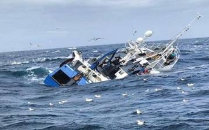 البحر يغدر ببحارة.. نجاة 10 وفقدان واحد في ليلة مأساوية عاشها ميناء "الوطية"