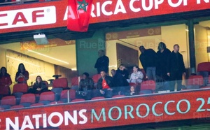 كيليان مبابي يحضر مباراة المغرب ضد مالي ويرتدي قميص حكيمي