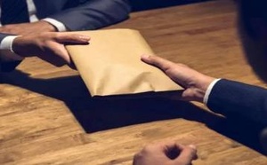 رئيس جماعة يسقط متلبسا بـ "رشوة" 10 آلاف درهم ونائباه يلحقان به للزنزانة