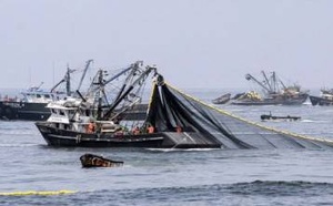 "رياح عاتية تشل حركة الملاحة".. قبطانية ميناء الحسيمة ترفع الراية الحمراء وتعلن الإغلاق الشامل