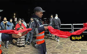 في مشهد وطني بالناظور عناصر الأمن ينقذون العلم الوطني أثناء احتفالات فوز المنتخب ويعيدونه إلى صاحبه 