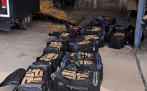 الشرطة الإسبانية تحبط شبكات تهريب المخدرات وتضبط طنّي حشيش وبنادق هجومية