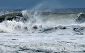 الأرصاد الجوية تحذر من أمواج عاتية بالسواحل المغربية ابتداءً من زوال الجمعة