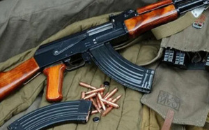 أمن الحسيمة يضبط سلاحا وذخيرة داخل سيارة ذات ترقيم مزور