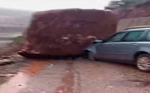 نجاة عائلة من مغاربة العالم بعد سقوط صخرة ضخمة على سيارتهم