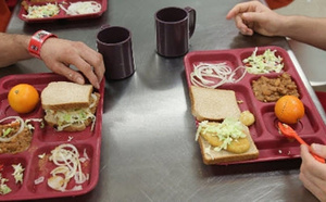 سجون مليلية تعتمد اللحوم "الحلال".. واليمين المتطرف يستنكر القرار