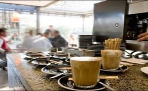 أرباب المقاهي والمطاعم بالحسيمة يحتجون ضد الشركة الجهوية للماء والكهرباء بسبب غلاء الفواتير