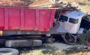 حادثة سير مميتة بين العروي وحاسي بركان: مصرع سائق شاحنة وإصابة شخصين بجروح خطيرة بالدويرية