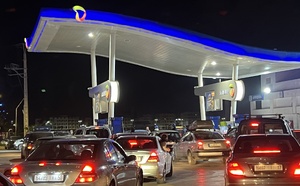 ارتفاع أسعار الوقود يتسبب في طوابير طويلة بمحطات الناظور قبل حلول منتصف الليل 