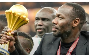 مثيرا الجدل.. مدرب السنغال يضع كأس إفريقيا تحت حراسة عسكرية