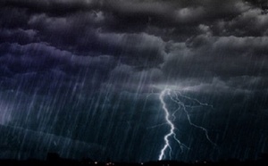 نشرة برتقالية تحذر من زخات رعدية قوية بالمملكة اليوم وغدا الجمعة