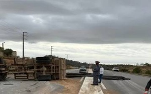 الناظور.. انفجار عجلة يتسبب في انقلاب شاحنة على الطريق الساحلية