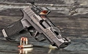 استنفار بمطار مراكش المنارة.. توقيف سائح أمريكي وبحوزته مسدس أوتوماتيكي ورصاص حي