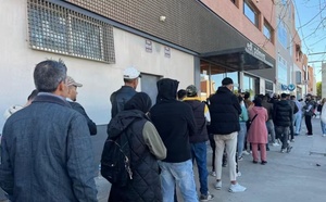 8 آلاف مغربي يتوافدون على قنصلية ألميريا استعدادا لتسوية أوضاع الإقامة في إسبانيا