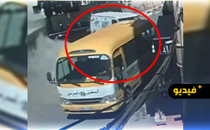 فيديو "بطولي" لسائق حافلة تلاميذ ينجو من اصطدام مرعب بشاحنة "بدون فرامل" بالحسيمة